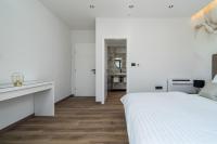 Posteľ alebo postele v izbe v ubytovaní NEW! Villa Lady Maris with heated private pool, 5 en-suite bedrooms, 70m from beach
