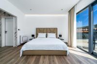 Posteľ alebo postele v izbe v ubytovaní NEW! Villa Lady Maris with heated private pool, 5 en-suite bedrooms, 70m from beach