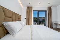 Posteľ alebo postele v izbe v ubytovaní NEW! Villa Lady Maris with heated private pool, 5 en-suite bedrooms, 70m from beach