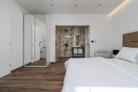 Posteľ alebo postele v izbe v ubytovaní NEW! Villa Lady Maris with heated private pool, 5 en-suite bedrooms, 70m from beach
