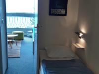 Łóżko lub łóżka w pokoju w obiekcie Appartement rénové 3 pièces · Balcon · Wifi gratuit · Parking inclus · Proche commerces & Transarc - FR-1-346-305