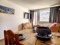 a dining room table with a hat on top of it at Appartement Les Menuires, 2 pièces, 5 personnes - FR-1-344-855 in Les Menuires