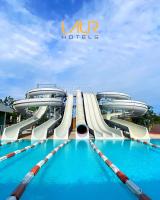 Bazén v ubytování LAUR HOTELS Experience & Elegance nebo v jeho okolí