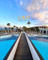 Bazén v ubytování LAUR HOTELS Experience & Elegance nebo v jeho okolí