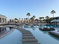 Bazén v ubytování LAUR HOTELS Experience & Elegance nebo v jeho okolí