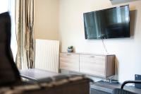 Televízia a/alebo spoločenská miestnosť v ubytovaní Delmare MQUEEN Apartment