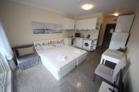 Kuchyň nebo kuchyňský kout v ubytování Menada Admiral Plaza Apartaments