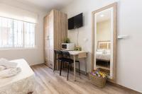 Televízia a/alebo spoločenská miestnosť v ubytovaní Apartamentos Lola Beach