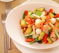 uma tigela branca cheia de salada com legumes em SUMAHAN SUITES & SPA em Marraquexe