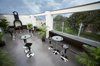 een terras met tafels en krukken op een balkon bij El Angolo in Lima