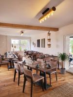 een eetkamer met houten tafels en stoelen bij Boutique Hotel Marielle in Bad Münstereifel