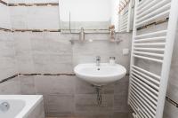 A bathroom at Comfortable romantic 1 bedroom apartment near Augarten