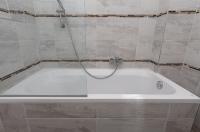 A bathroom at Comfortable romantic 1 bedroom apartment near Augarten