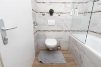 A bathroom at Comfortable romantic 1 bedroom apartment near Augarten