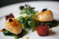 The Crown Hotel في وودبريدج: طبق من الطعام مع فطائر وسلطة