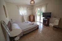 Posteľ alebo postele v izbe v ubytovaní Private Villa Loutraki with Pool, BBQ & View