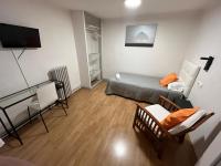 Televízia a/alebo spoločenská miestnosť v ubytovaní Hostal ARS