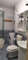 Koupelna v ubytování 1 bedroom flat 15 minutes from the sea and downtown