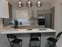 Kuchyňa alebo kuchynka v ubytovaní SEA HORIZON SUITES