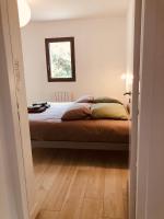 Cama ou camas em um quarto em Villa- Vaux sur mer -200 m plage Nauzan - Piscine
