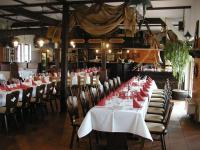 ein Esszimmer mit Tischen und Stühlen mit roten Servietten in der Unterkunft Ankerhof Hotel in Halle an der Saale