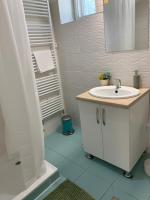 A bathroom at Bazsalikom Vendégház