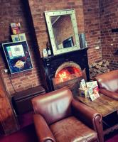 Habitación con chimenea, silla y espejo. en Historic Cargo Inn Orange Food & Wine Region, en Cargo