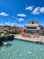 The swimming pool at or close to Ocean Drive Madrid