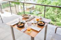 Una mesa con dos tazones de comida y vasos de jugo de naranja. en Tri Ahangama, en Ahangama