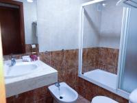 A bathroom at Hotel Medina Centro