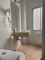 A bathroom at Hotel Medina Centro