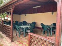 eine Gruppe von Tischen und Stühlen auf einer Terrasse in der Unterkunft Vila Nadia in Eforie Nord