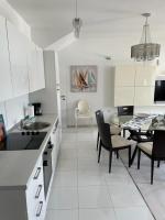 Kuchyňa alebo kuchynka v ubytovaní Apartman Priko 63A
