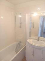 Łazienka w obiekcie Appartement confortable à Besse - 40 m² avec balcon vue montagne