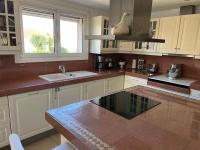 Plan piętra w obiekcie Haut de villa très bien équipé avec jardin, piscine, proche centre ville Sanary