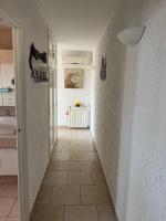 Plan piętra w obiekcie Haut de villa très bien équipé avec jardin, piscine, proche centre ville Sanary