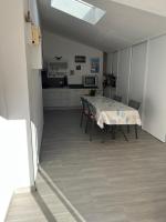 Plan piętra w obiekcie Haut de villa très bien équipé avec jardin, piscine, proche centre ville Sanary