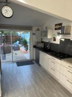 Plan piętra w obiekcie Haut de villa très bien équipé avec jardin, piscine, proche centre ville Sanary