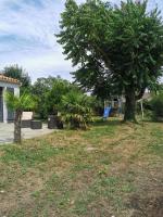 Vonkajšia záhrada v ubytovaní Villa Family Surf sur un terrain arborée et clos, calme et repos