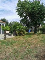 Un jard&iacute;n fuera de Villa Family Surf sur un terrain arbor&eacute;e et clos, calme et repos