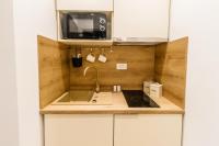 Kuchyň nebo kuchyňský kout v ubytování Apartments KIWI