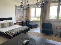 Łóżko lub łóżka w pokoju w obiekcie LuxLux Apartments Sand