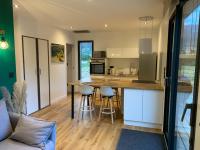 Kuchnia lub aneks kuchenny w obiekcie Charmant logement entre Lac et Montagne