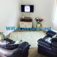 Televízia a/alebo spoločenská miestnosť v ubytovaní Le carrosse, la diligence, centre Saint Jean de Losne tarif 2pers 1 chambre, tarif 4 pers 2 chambres