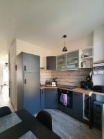 Kuchyňa alebo kuchynka v ubytovaní appartement rénové et lumineux a mers les bains au dessus d'un ancien commerce mersois en duplex pour 4 personnes pour du repos, des vacances ou pour le travail