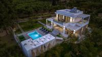 Bazén v ubytování Johnny's White Luxury Villa nebo v jeho okolí