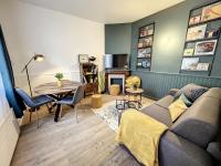 Telewizja i/lub zestaw kina domowego w obiekcie Maison de ville - Paris en 15 mn ! - 4 pers- 1 bébé - Vintage & Music !
