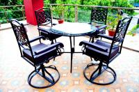 een tafel en vier stoelen en een tafel en een tafel bij Taraji Resort in Ayodhya