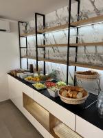 een buffet met veel verschillende soorten eten op een aanrecht bij Villa Malo More in Trogir