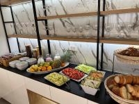 een buffet met groenten en fruit op de toonbank bij Villa Malo More in Trogir